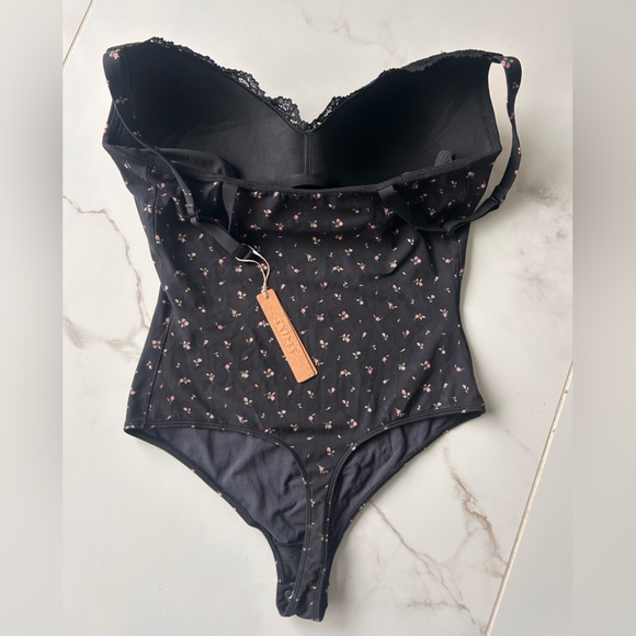SKIMS Fits Everybody Bodysuit - Picture 2 of 4
